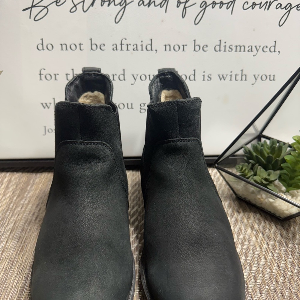 UGG Classic Black Boots     Women SZ 8 Box 3